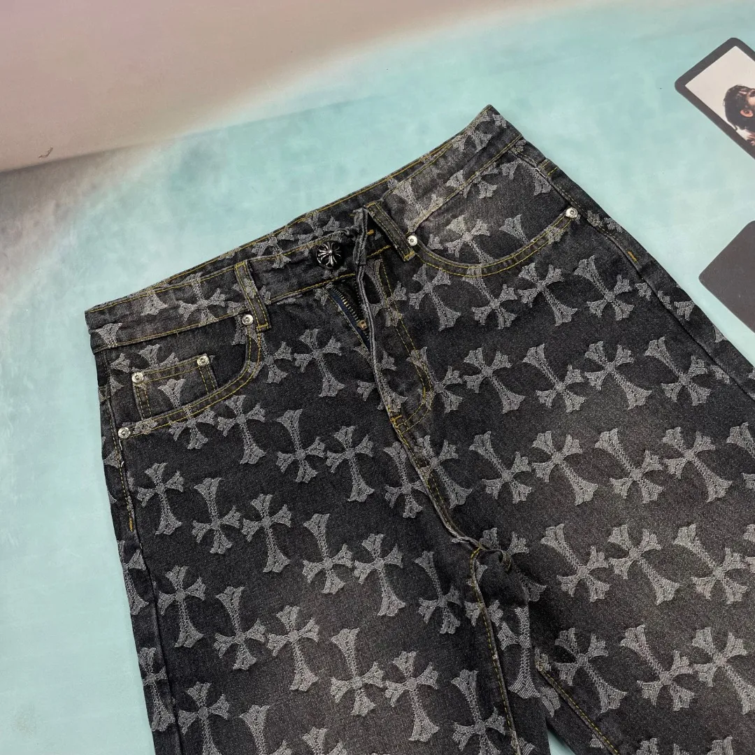 🅿️250 🔘Style No.-KL315 🔘Cro Heart𝐂𝐡𝐫𝐨𝐦𝐞 𝐇𝐞𝐚𝐫𝐭 CH All-over Printed Jacquard Bootcut Jeans* This new 2024 autumn cross-printed jeans continues the unique style of Croix Heart. The iconic cross is printed all over the design, which is eye-catching and unique, highlighting the brand's genes. Made of 100% denim cotton fabric with heavy thread count, it is stiff and stylish, maintaining a tough appearance while being soft and skin-friendly, breathable and comfortable, suitable for daily wear. The silver buckle design on the lapel adds a refined texture, and the custom hardware details are exquisite to enhance the overall style. The dark yellow cross logo is all over the body of the pants, which is generous and individual without being too exaggerated. Designed in the same style for couples, both men and women can easily wear it. Complete with three standards, it is different from the ordinary version, and the quality is guaranteed. Whether it is paired with a simple T-shirt to create a casual style, or combined with a personalized top to show a trendy feel, it can be perfectly adapted.  Size: S M L XL XXL (28.30.32.34.36) Color: Black